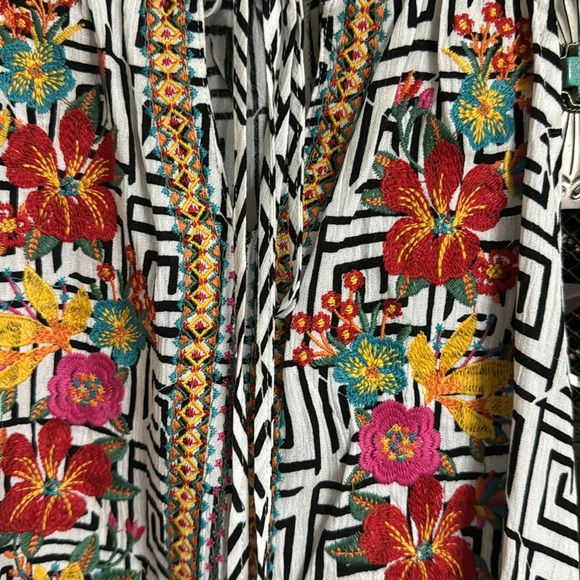 Shop impressions, sleeveless tunic, top with embroidered flowers. Size small. - Picture 6 of 7